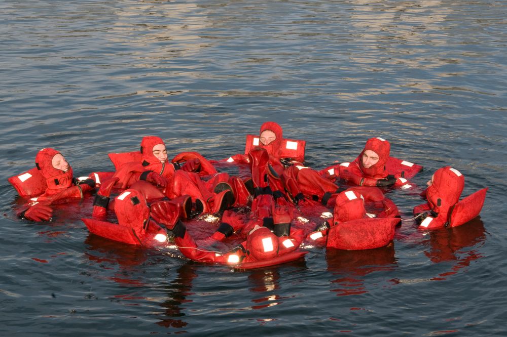 Dalgıç Tipi Hayatta Kalma Elbisesi (Immersion Suit)